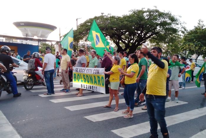 Manifestantes realizam protesto contra derrota de Bolsonaro na Av. Fernandes Lima