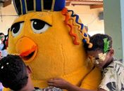 -Não quero que o Pinto da Madrugada, vá embora. Choraminga o menino com a cabeça escorada entre os braços