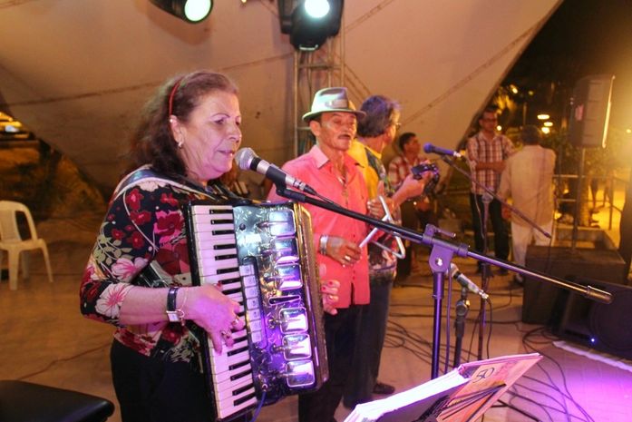 Ditinha do Acordeon conduz arrasta-pé abrindo o São João 2016 em Arapiraca