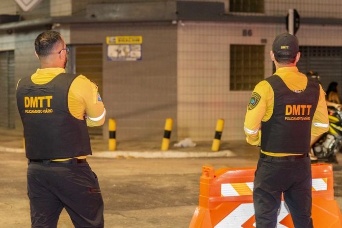 Obra interdita totalmente trânsito em rua do Farol; confira