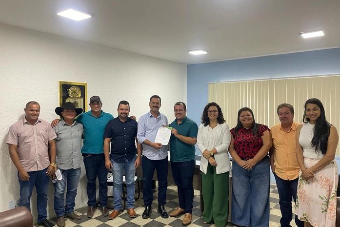 Marlan Ferreira comunica afastamento por 15 dias e transfere cargo ao vice Felipe Boró