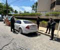 Homem tenta furtar carro, fica preso dentro do veículo e é flagrado pela polícia em Maceió