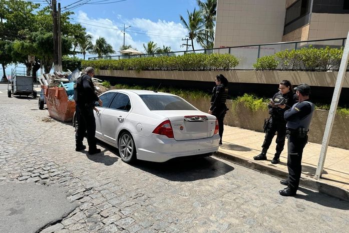 Homem tenta furtar carro, fica preso dentro do veículo e é flagrado pela polícia em Maceió