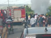 Uma pessoa morre após moto colidir com carro e incendiar na Ladeira do Catolé 