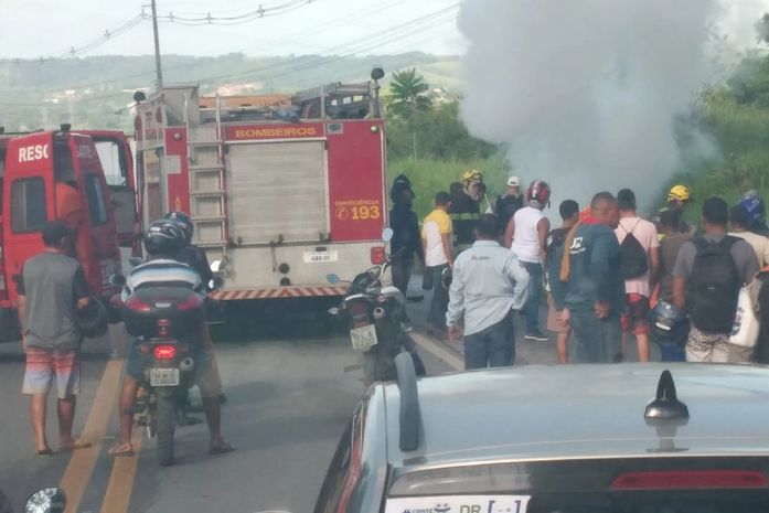 Uma pessoa morre após moto colidir com carro e incendiar na Ladeira do Catolé