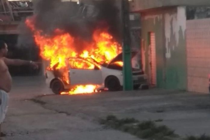 Incêndio atinge veículo de passeio na parte alta de Maceió; veja vídeo