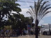 Com salários atrasados, trabalhadores realizam protesto em frente ao Porto de Maceió