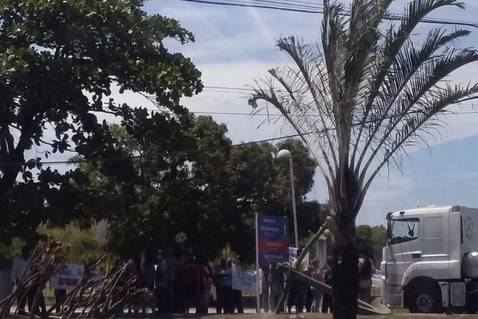 Com salários atrasados, trabalhadores realizam protesto em frente ao Porto de Maceió