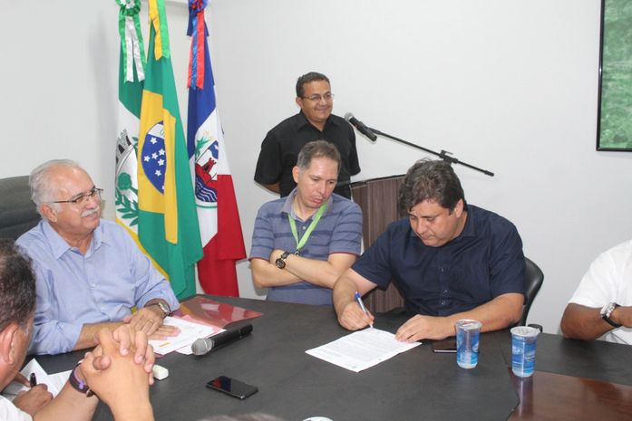 Presidente da Câmara Municipal, Jario Barros participa de assinatura de novo convênio entre prefeitura e Asa