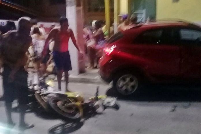 Colisão entre carro e moto deixa dois feridos no interior