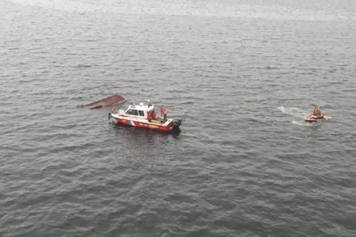 Traineira naufraga no Rio e deixa pelo menos três mortos