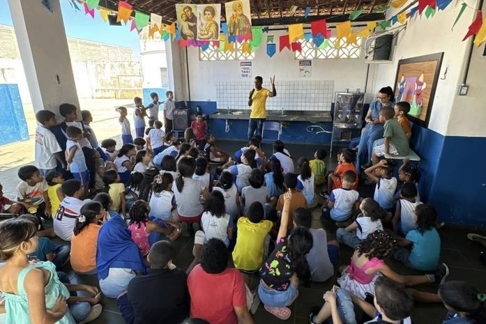 Ex-jogador de futebol motiva estudantes com palestra focada na preparação para Saveal
