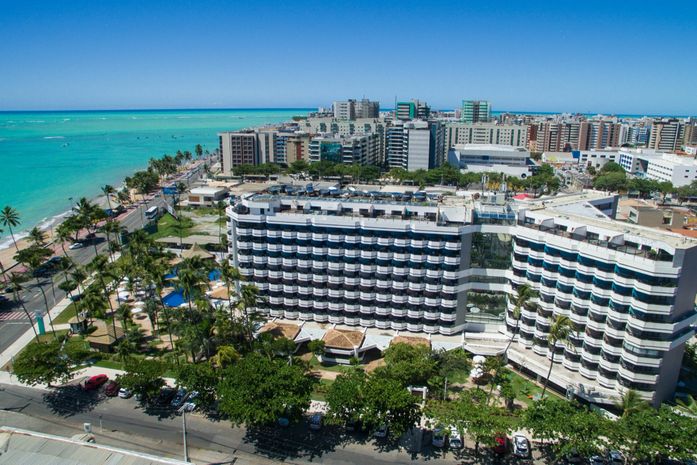 Hotel moderniza estrutura e inaugura o Atlantic Café na praia de Jatiúca