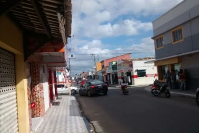 Assaltantes rendem funcionária e roubam ponto comercial