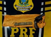 Arma foi encontrada no interior do veículo.