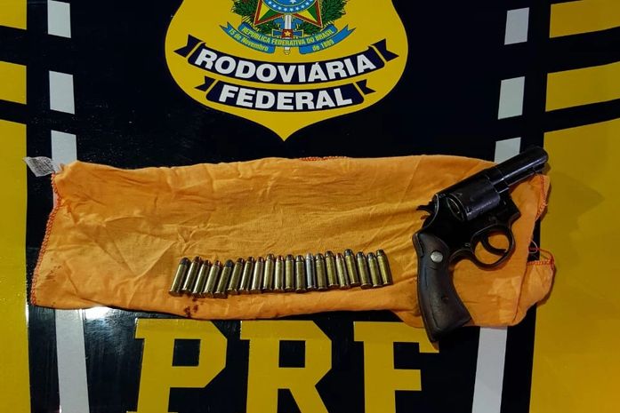 Arma foi encontrada no interior do veículo.