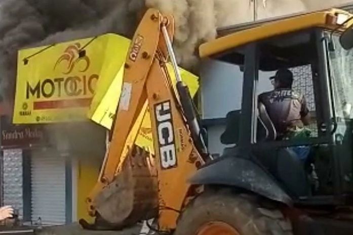 Loja de peças de moto é atingida por incêndio de grandes proporções no Agreste de AL