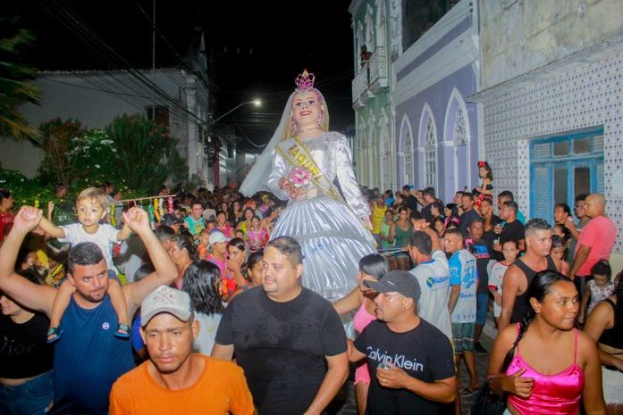Bloco da Boneca Raquel abre prévias carnavalescas de Penedo com frevo e bonecos gigantes