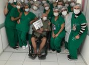 Idoso de 104 anos recebe alta do Hospital da Mulher após se recuperar da Covid-19