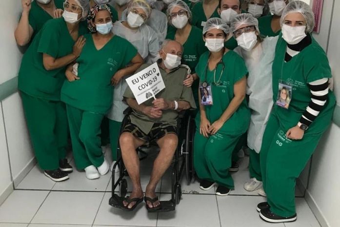 Idoso de 104 anos recebe alta do Hospital da Mulher após se recuperar da Covid-19