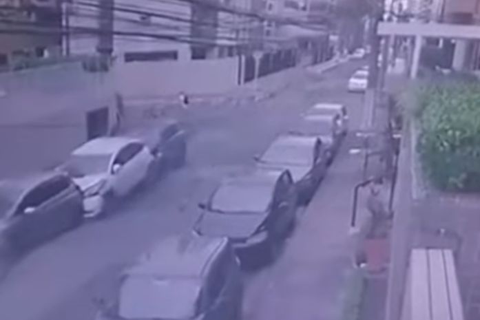 Vídeo mostra momento exato de colisão que deixou duas pessoas feridas e carros destruídos