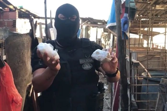 Polícia encontra crack e cocaína escondidas em pocilga.