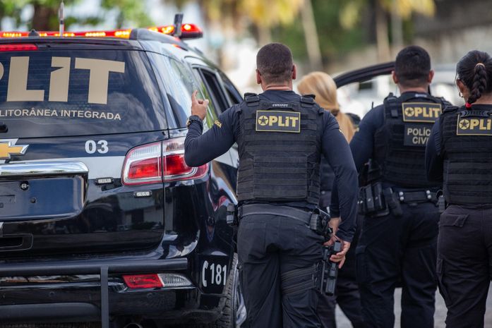 Motorista embriagado e sem CNH tenta atirar contra vítima após briga de trânsito e é preso em Maceió  