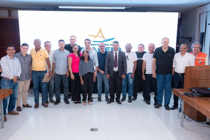 Prefeito JHC discute com lideranças ações para bairros afetados por afundamento