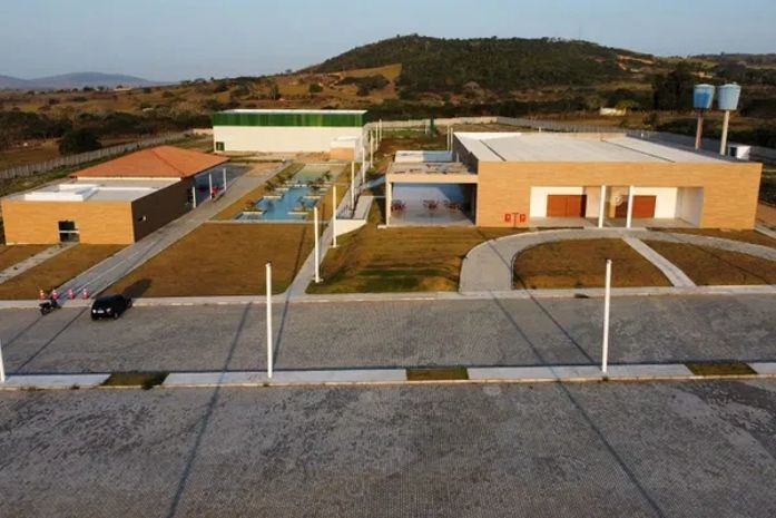 Banda Painel do Tempo e Orquestra de Frevo Vulcão comandam festa de prévias carnavalescas no Clube dos Fumicultores, em Arapiraca