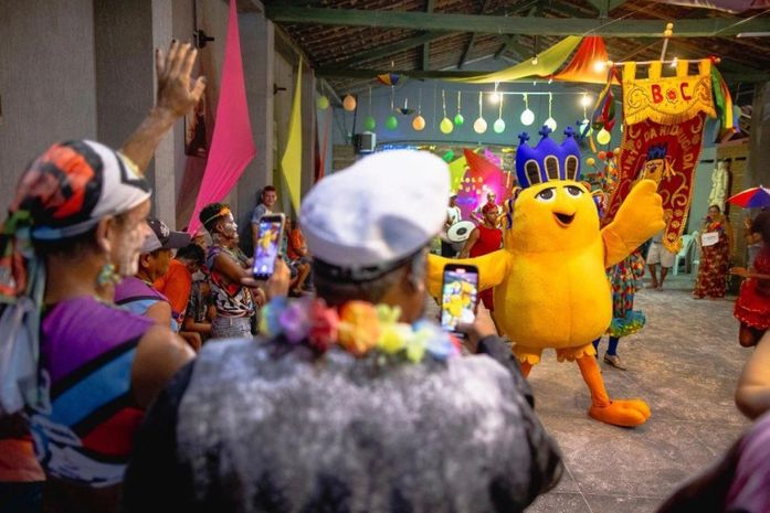 Baile de Carnaval leva animação a pessoas em situação de rua