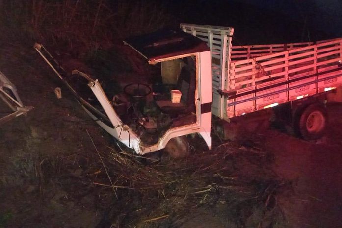 Quatro pessoas ficam feridas após caminhão atingir barreira na AL-105 
