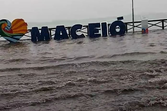 Chuvas alagaram Maceió nesta quinta-feira (20).