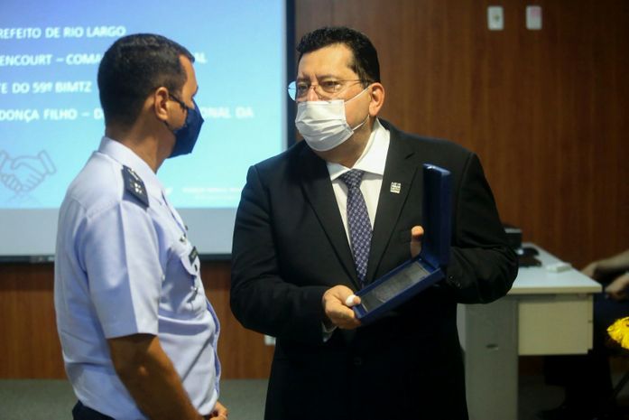 Prefeito de Rio Largo recebe medalha em reconhecimento ao apoio à Força Aérea Brasileira