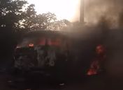 Kombi pega fogo e fica completamente destruída em Arapiraca