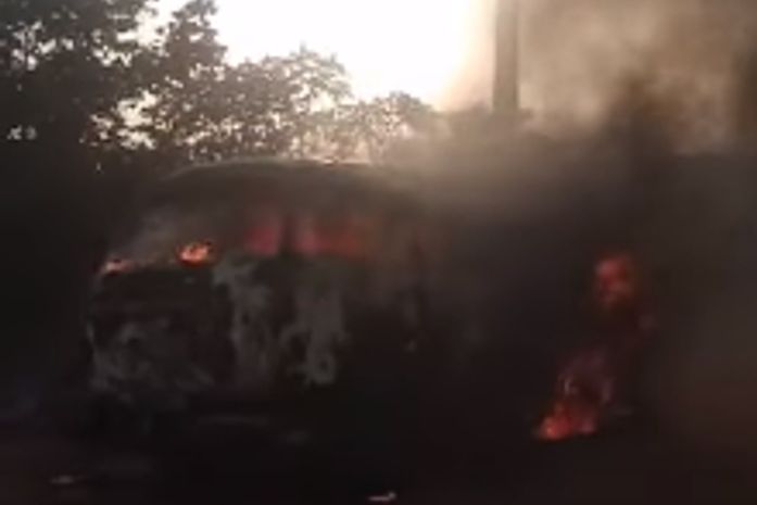 Kombi pega fogo e fica completamente destruída em Arapiraca