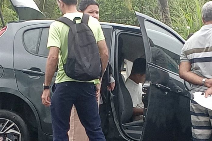 Motorista fica ferido após acidente entre carro e ônibus na Pescaria; veja vídeo