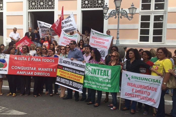 Categorias protestam em frente a ALE