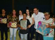 Prefeito Gleysson Cardoso e a primeira-dama Keila Cristiane, entre algumas mães contempladas da festa