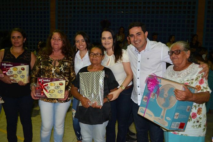 Prefeito Gleysson Cardoso e a primeira-dama Keila Cristiane, entre algumas mães contempladas da festa