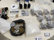 PC prende mulher com drogas, arma, rádios comunicadores e balanças de precisão no Jacintinho

