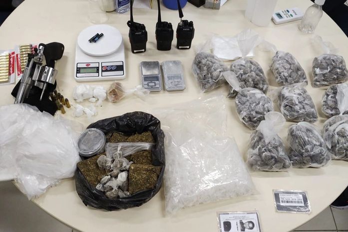 PC prende mulher com drogas, arma, rádios comunicadores e balanças de precisão no Jacintinho