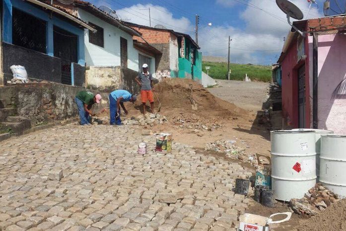 Prefeitura de Atalaia realiza recuperação de calçamento no bairro Alto do Cruzeiro