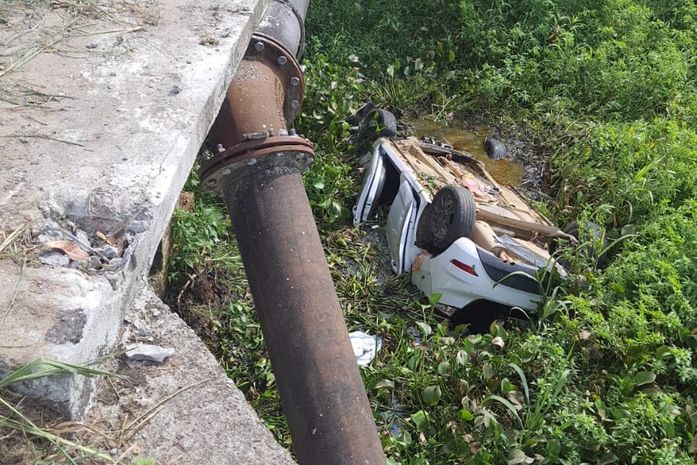 Motorista perde controle e carro cai de ponte deixando quatro pessoas feridas na BR-316