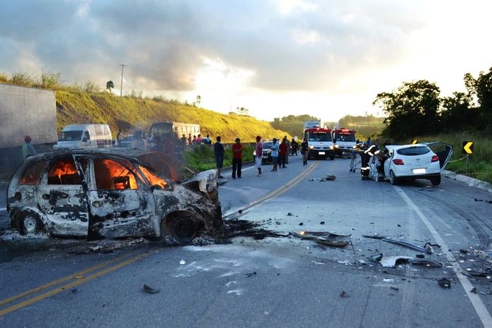 Mulher morre carbonizada e oito pessoas ficam feridas em acidente na BR 101