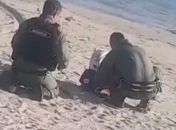 Equipes de socorristas tentam reanimar vítima após resgatá-la do mar