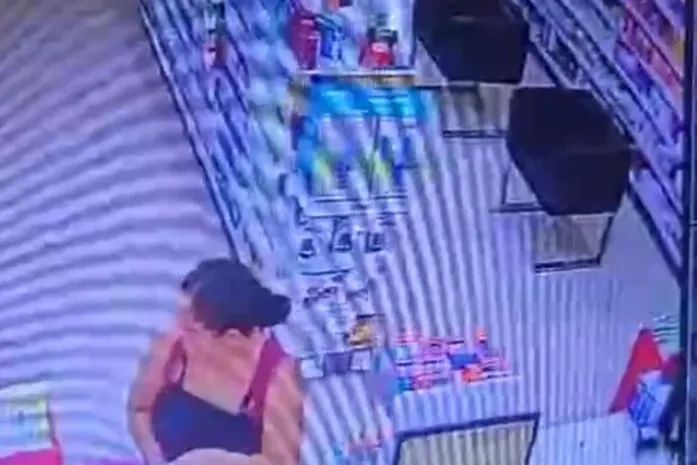 Flagrada por câmeras de segurança, suspeita de furtar carteira em farmácia é presa no trabalho