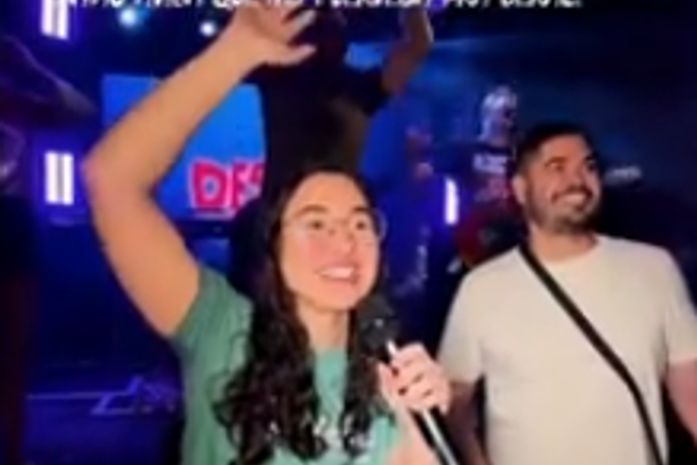 Vereadora de Maceió celebra prisão domiciliar de Bolsonaro com distribuição de cervejas em bar