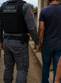 Pai é detido após denúncia de maus-tratos e cárcere privado contra o filho; criança estava com hematomas