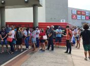 Em um dos shoppings da capital, filas foram registradas do lado de fora