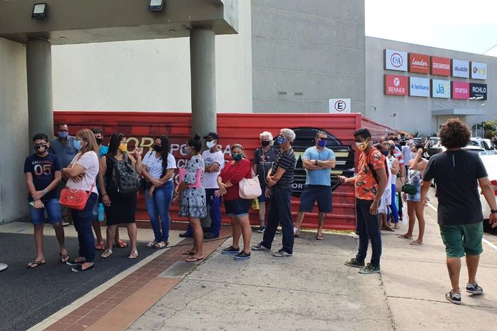 Em um dos shoppings da capital, filas foram registradas do lado de fora